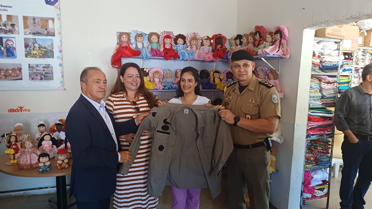 Casa Militar doa fardamentos para projeto de ressocialização "Castelo de Bonecas" da Penitenciária Júlia Maranhão Casa Militar doa fardamentos para projeto de ressocialização "Castelo de Bonecas" da Penitenciária Júlia Maranhão