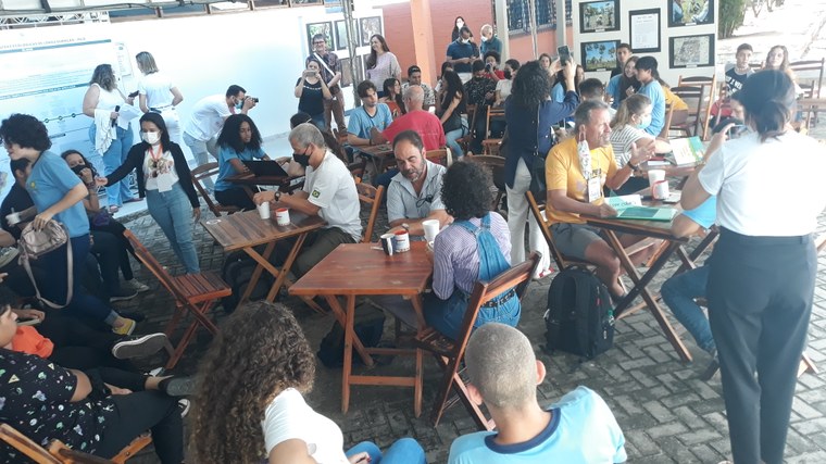 Estudantes e cientistas conversam na UFPB/ foto: Renato Félix