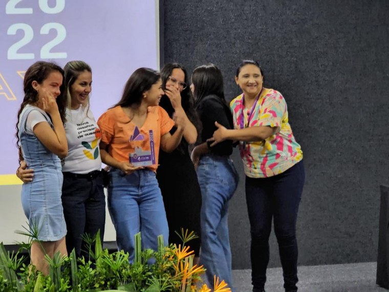 Equipe Fridas recebe o prêmio de Giovania Lira, coordenadora do Ouse Criar/ foto: divulgação