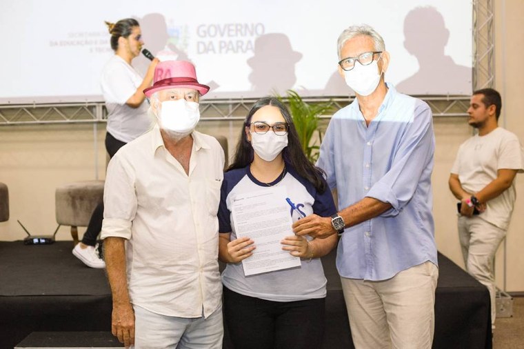 Ana Beatriz Silva Costa, vencedora do concurso de redação da Fapesq, entre Rubens Freire, secretário executivo de Ciência e Tecnologia, e Roberto Germano, presidente da fundação/ foto: Mateus de Medeiros