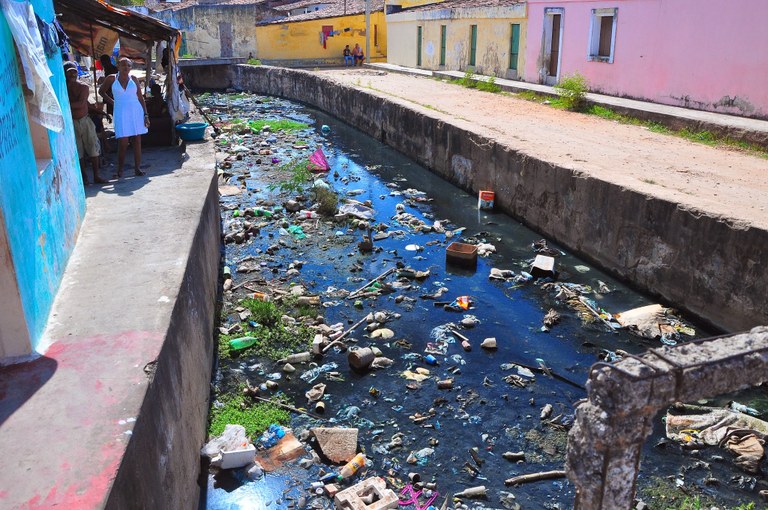 Sujeira no canal