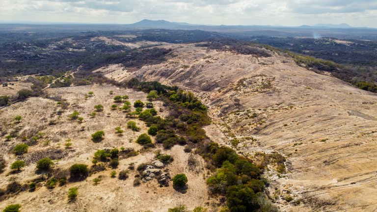 Foto de manodecarvalho-Fazenda Salambaia-vista do lajedo-mata de encosta e área degradada.JPG