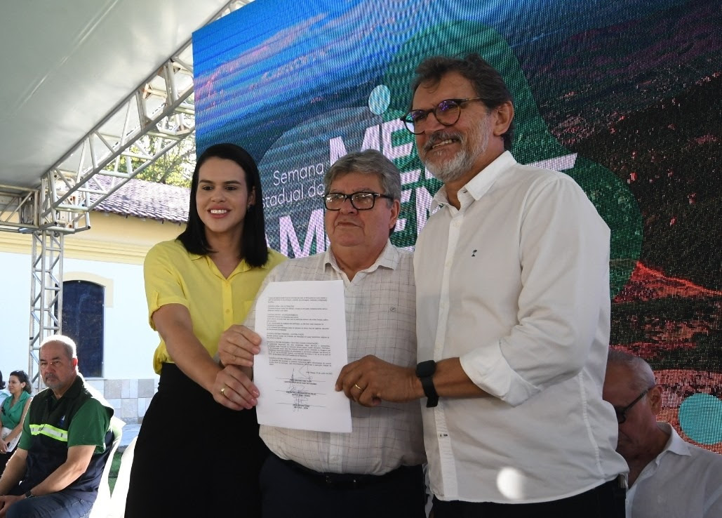 2023.06.11  - A União - Parque da Serra do Teixeira - Etham Barbosa com o Protocolo de Intenções com o governador e Rafaela Camaraense - foto Secom