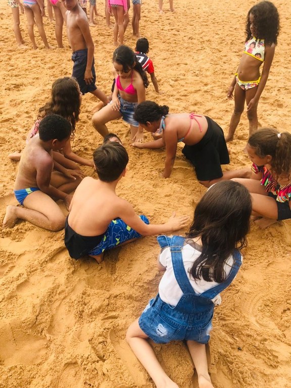 Escola Capistrano de Abreu  na praia.jpeg