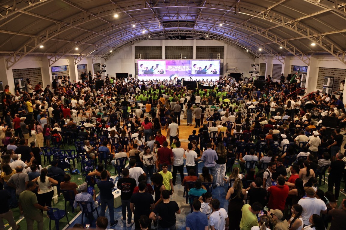 Governador Lucas Ribeiro assina ordem de serviço da Vila Olímpica de Sousa durante audiência do ODE no município
