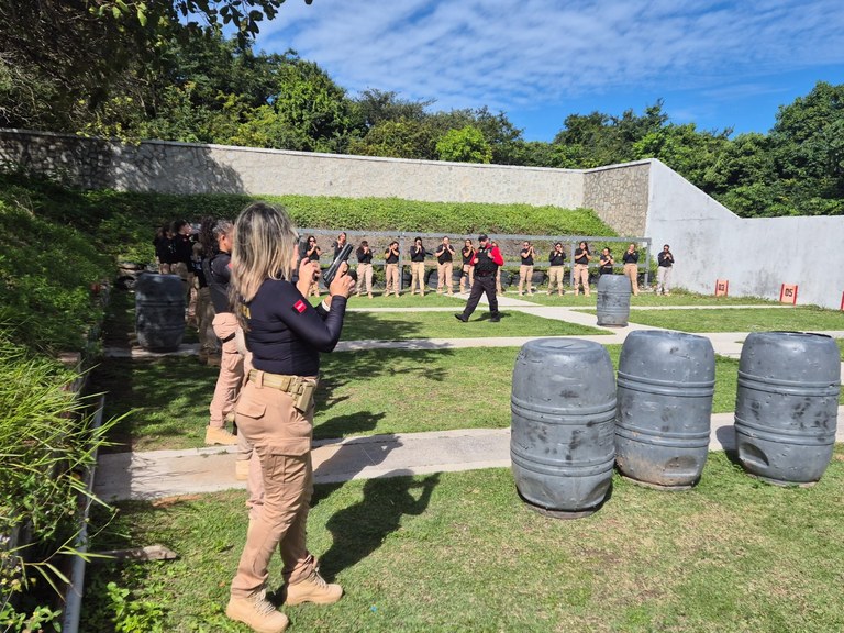 curso-armamento-e-tiro-para-mulheres-6.jpg