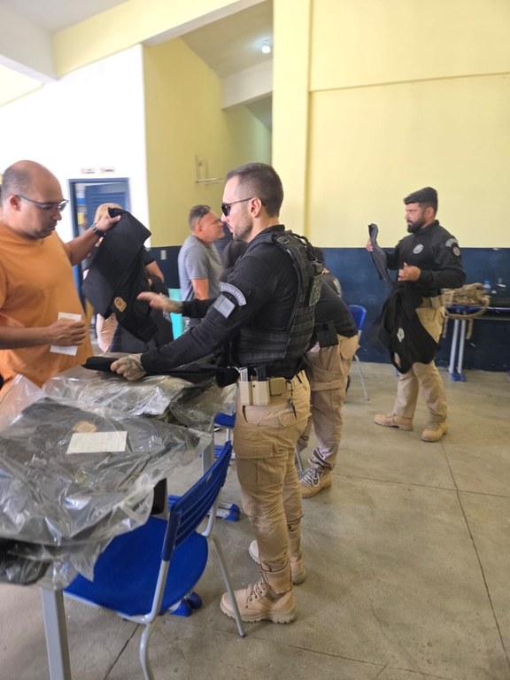 Seap por meio da Gesipe entrega coletes a policiais penais em Campina Grande_2.jpeg