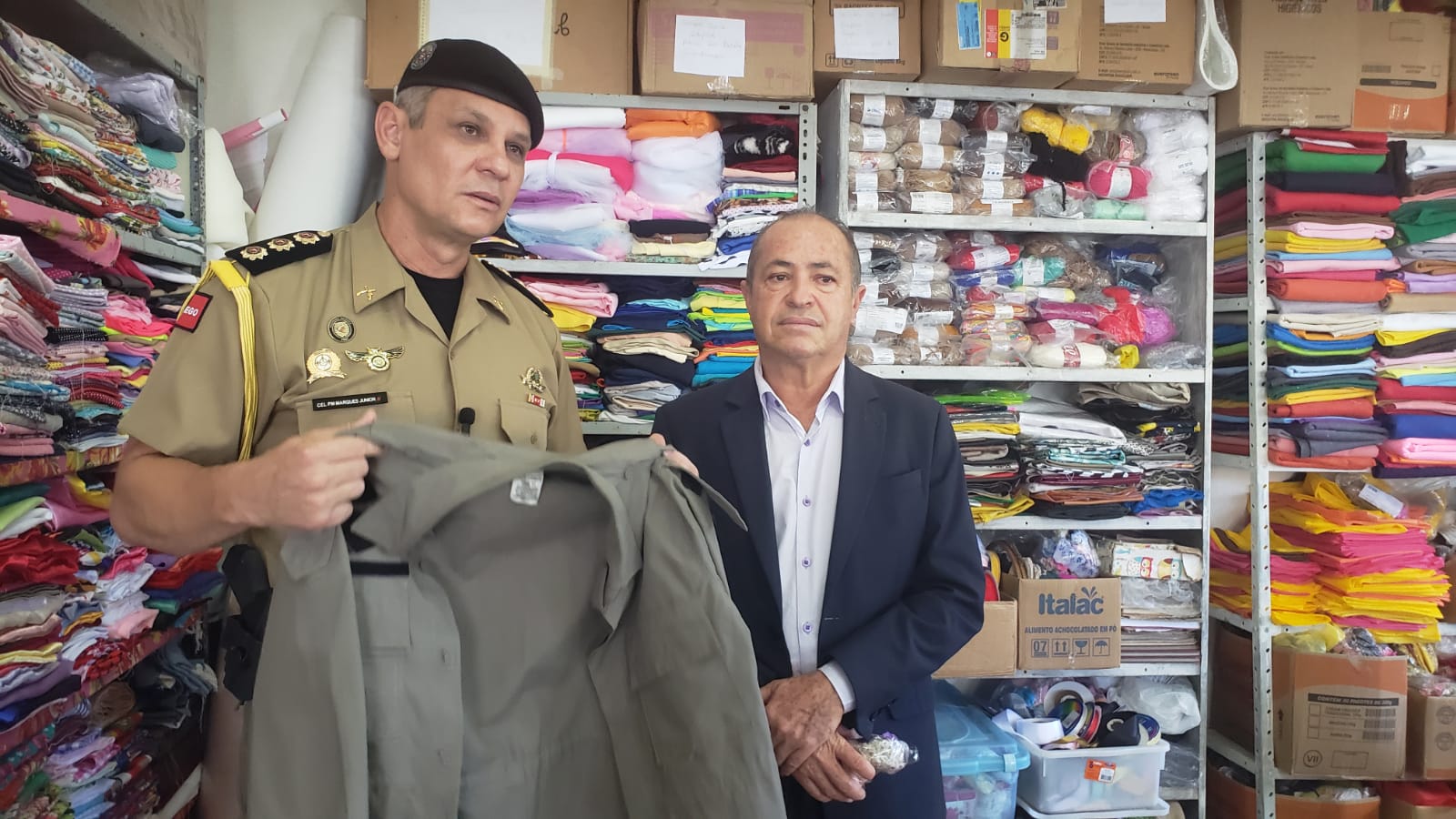 Projeto Castelo de Bonecas recebe doação de fardamentos da Polícia Militar_1.jpg