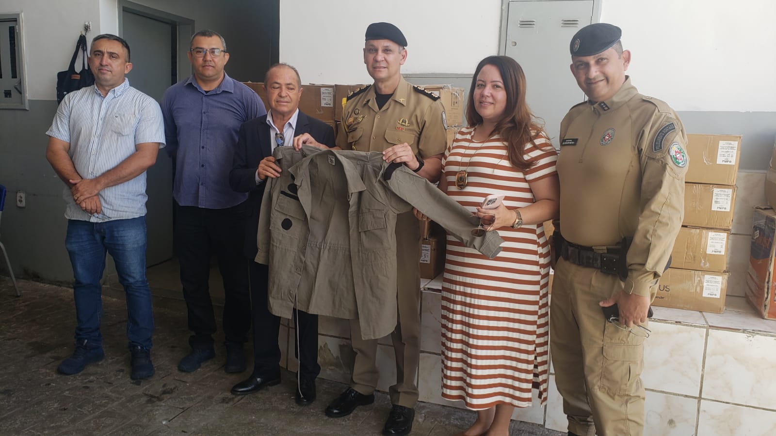 Projeto Castelo de Bonecas recebe doação de fardamentos da Polícia Militar_2.jpg