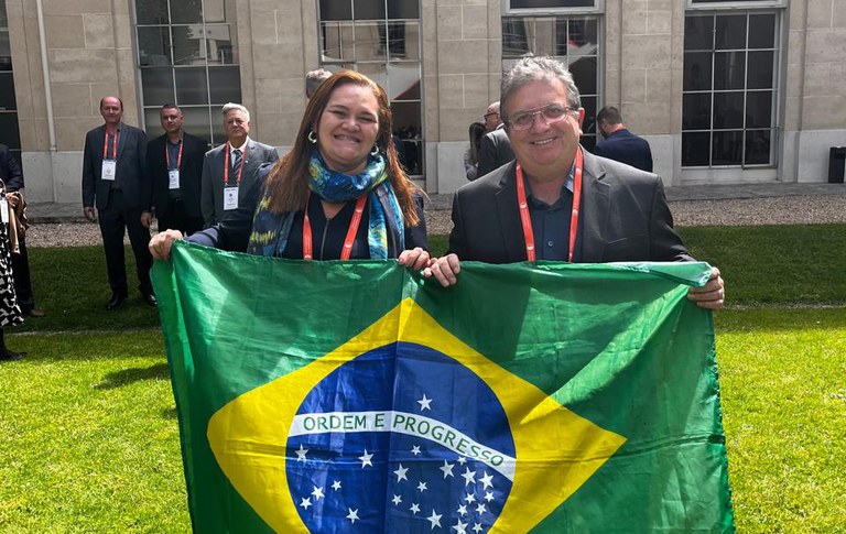 Gerente executiva da Defesa Agropecuária Girlene Alencar e o secretário Joaquim Hugo.jpg